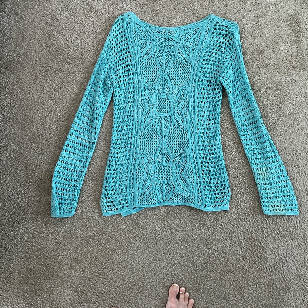 Crew neck turquoise crochet top.